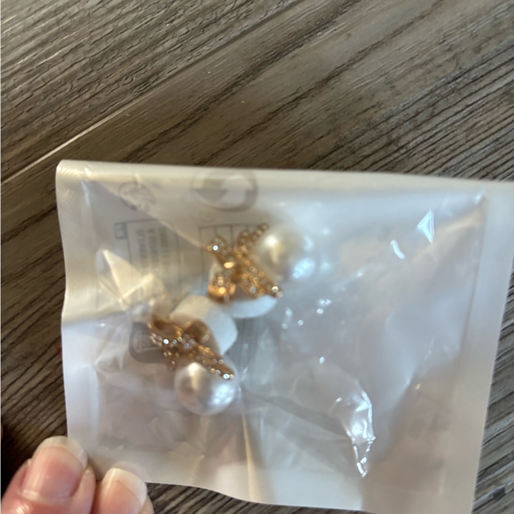 Elegant Gold and Pearl Earrings